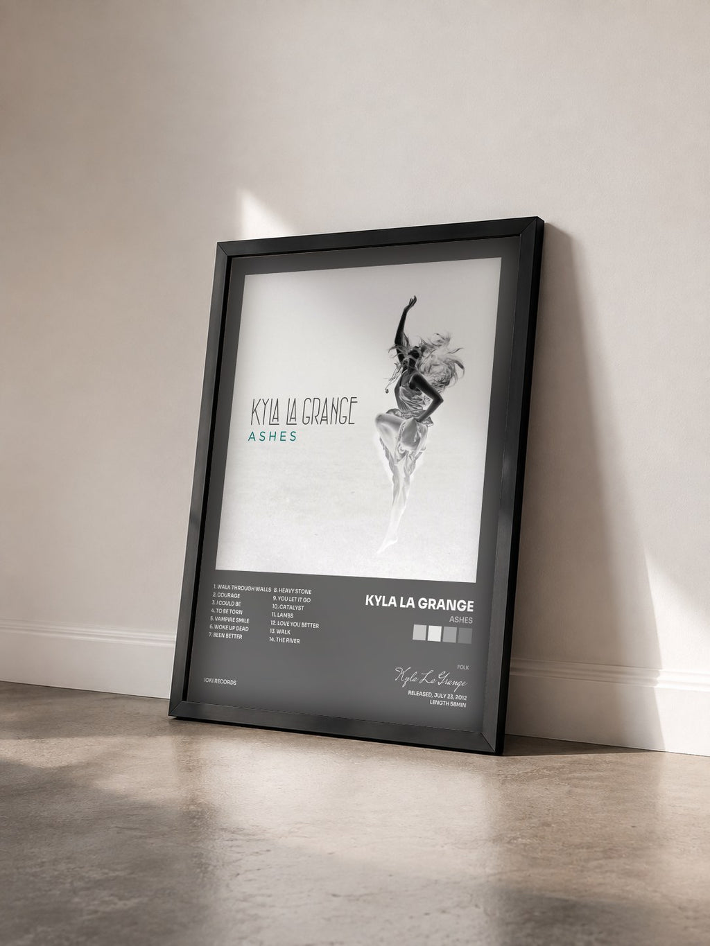 #noir Tableau de l'album Ashes de Kyla La Grange vu de trois quarts, cadre noir