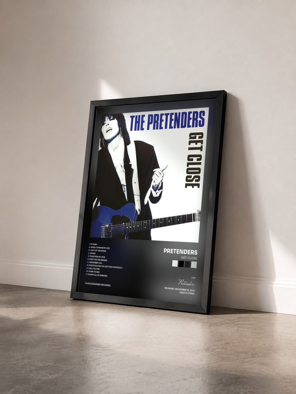 #noir Tableau de l'album Get Close de Pretenders vu de trois quarts, cadre noir