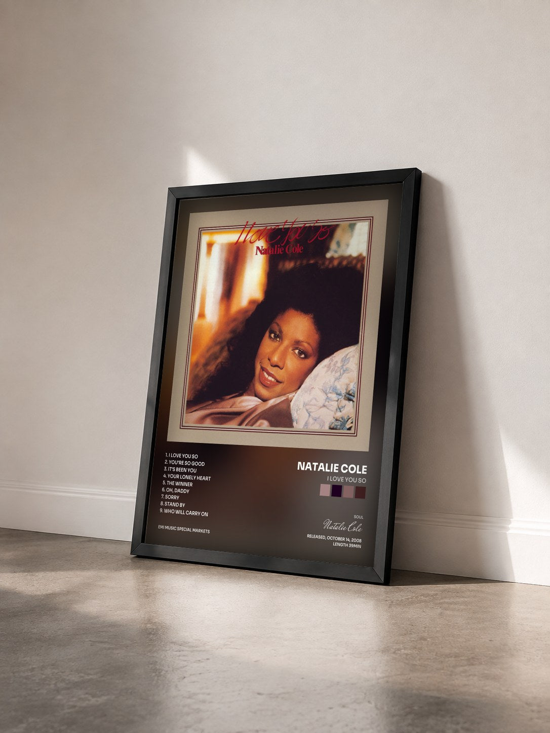 #noir Tableau de l'album I Love You So de Natalie Cole vu de trois quarts, cadre noir