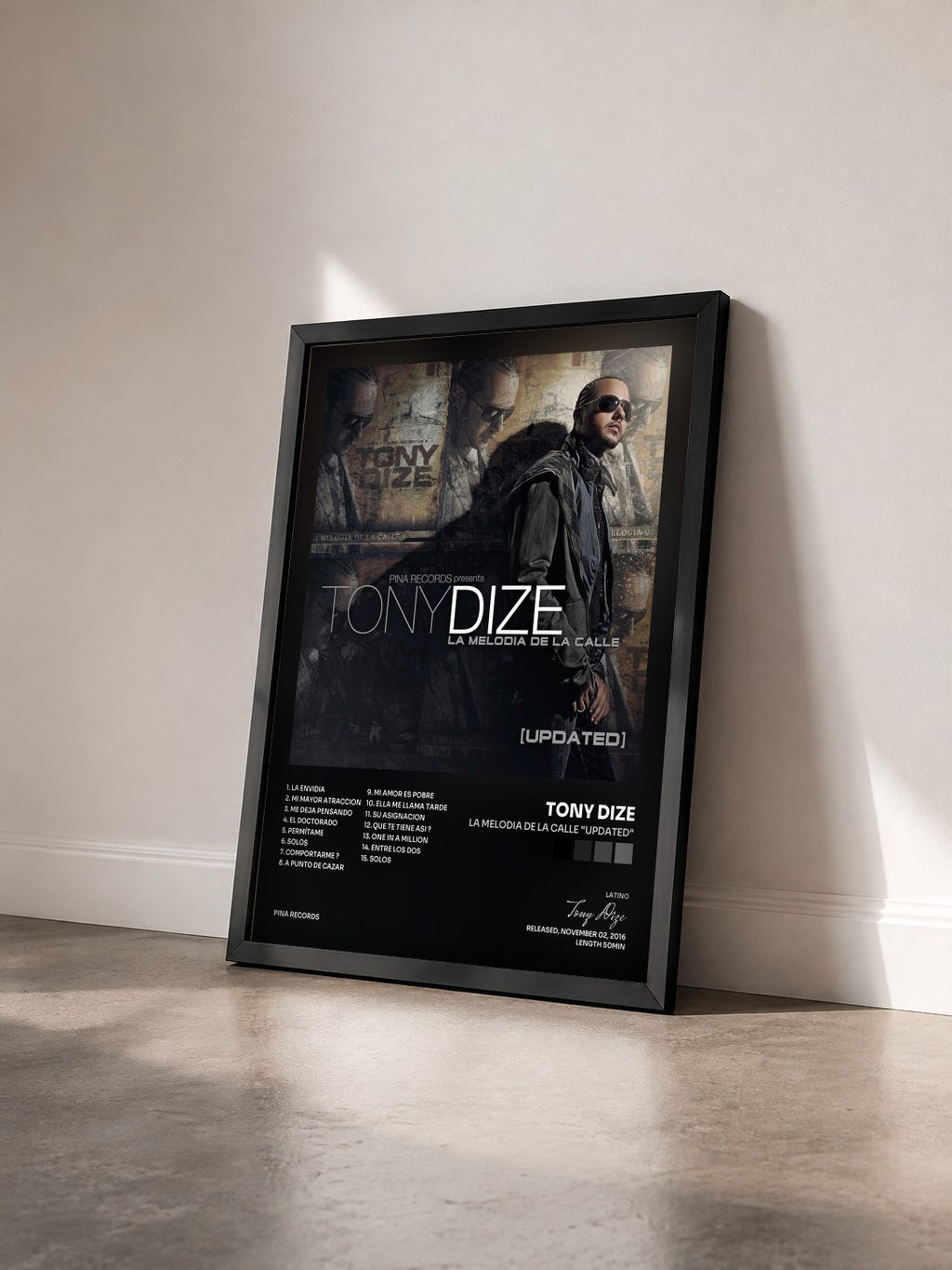 #noir Tableau de l'album La Melodia de la Calle "Updated" de Tony Dize vu de trois quarts, cadre noir