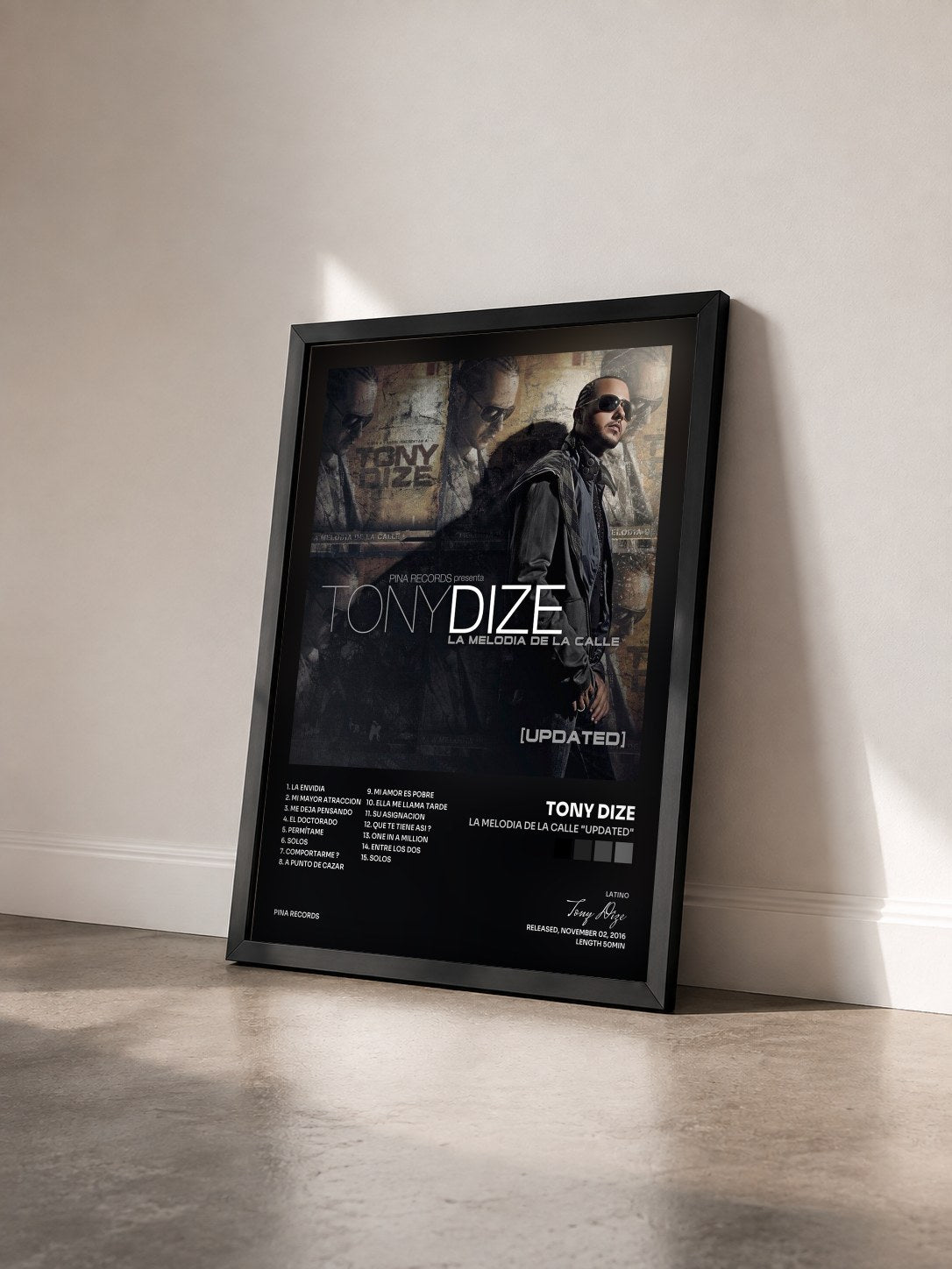 #noir Tableau de l'album La Melodia de la Calle "Updated" de Tony Dize vu de trois quarts, cadre noir