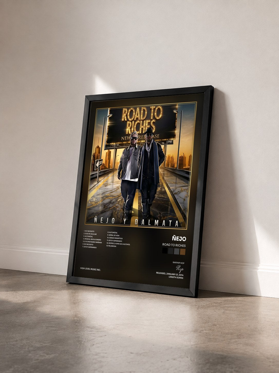 #noir Tableau de l'album Road To Riches de Ñejo vu de trois quarts, cadre noir