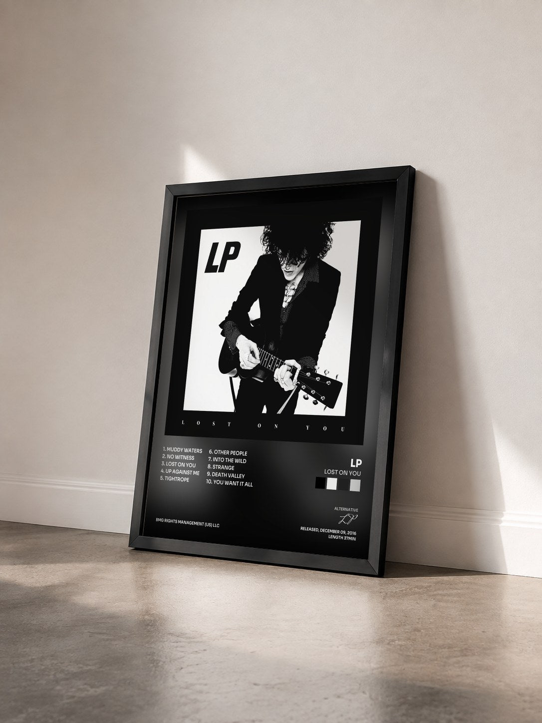 #noir Tableau de l'album Lost On You de LP vu de trois quarts, cadre noir