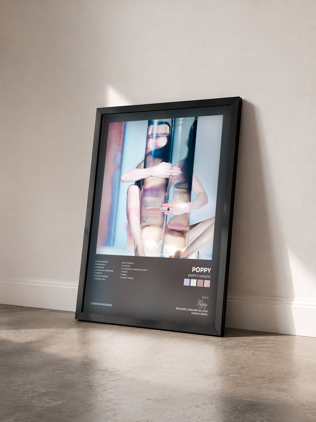 #noir Tableau de l'album Empty Hands de Poppy vu de trois quarts, cadre noir