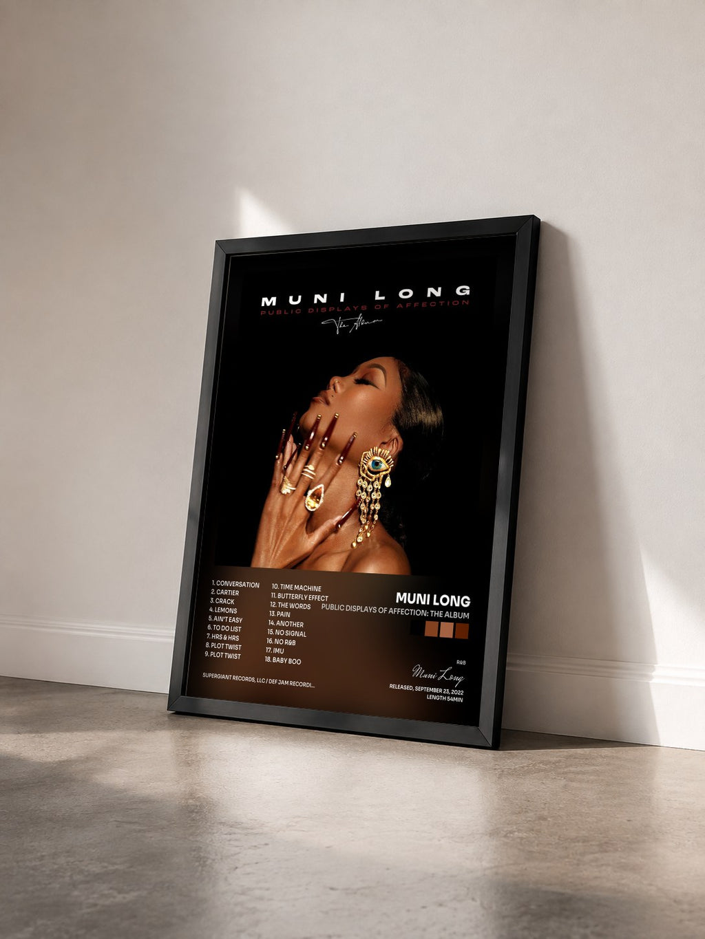 #noir Tableau de l'album Public Displays Of Affection: The Album de Muni Long vu de trois quarts, cadre noir