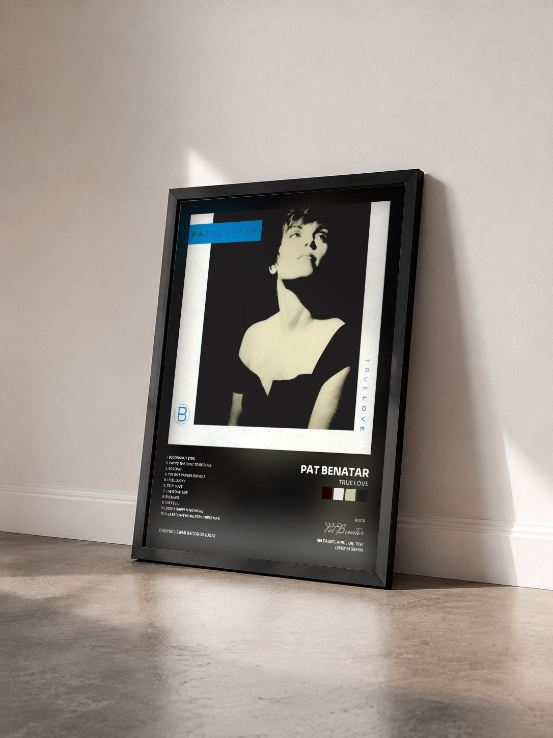 #noir Tableau de l'album True Love de Pat Benatar vu de trois quarts, cadre noir