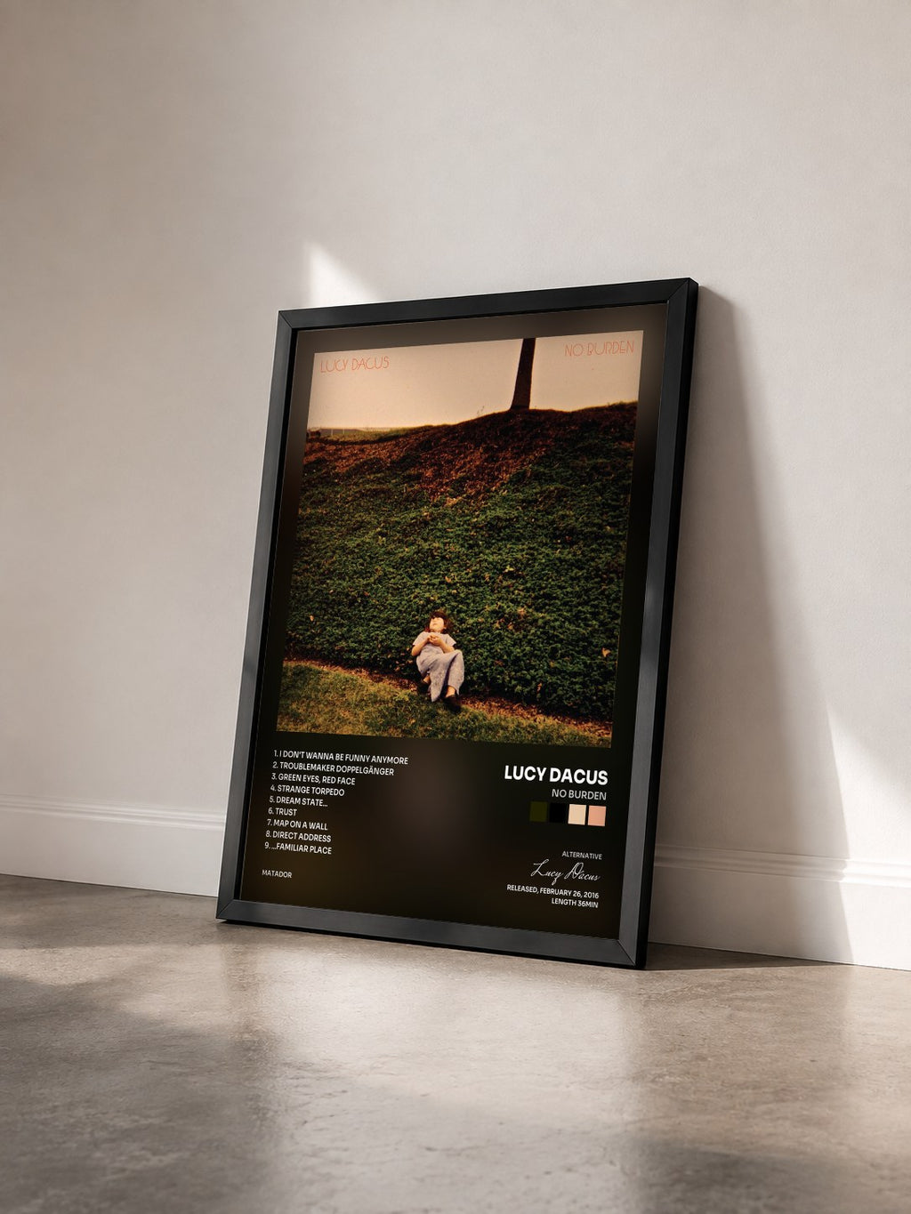 #noir Tableau de l'album No Burden de Lucy Dacus vu de trois quarts, cadre noir