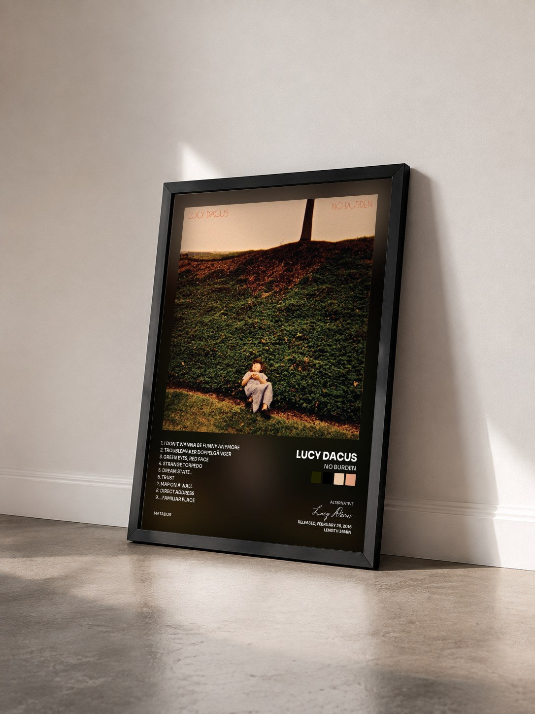 #noir Tableau de l'album No Burden de Lucy Dacus vu de trois quarts, cadre noir