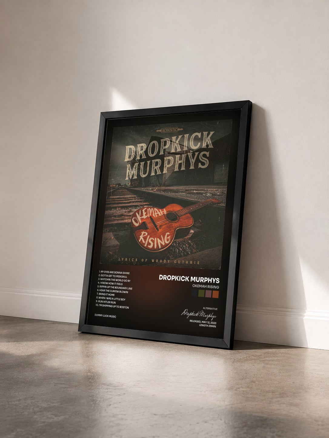 #noir Tableau de l'album Okemah Rising de Dropkick Murphys vu de trois quarts, cadre noir