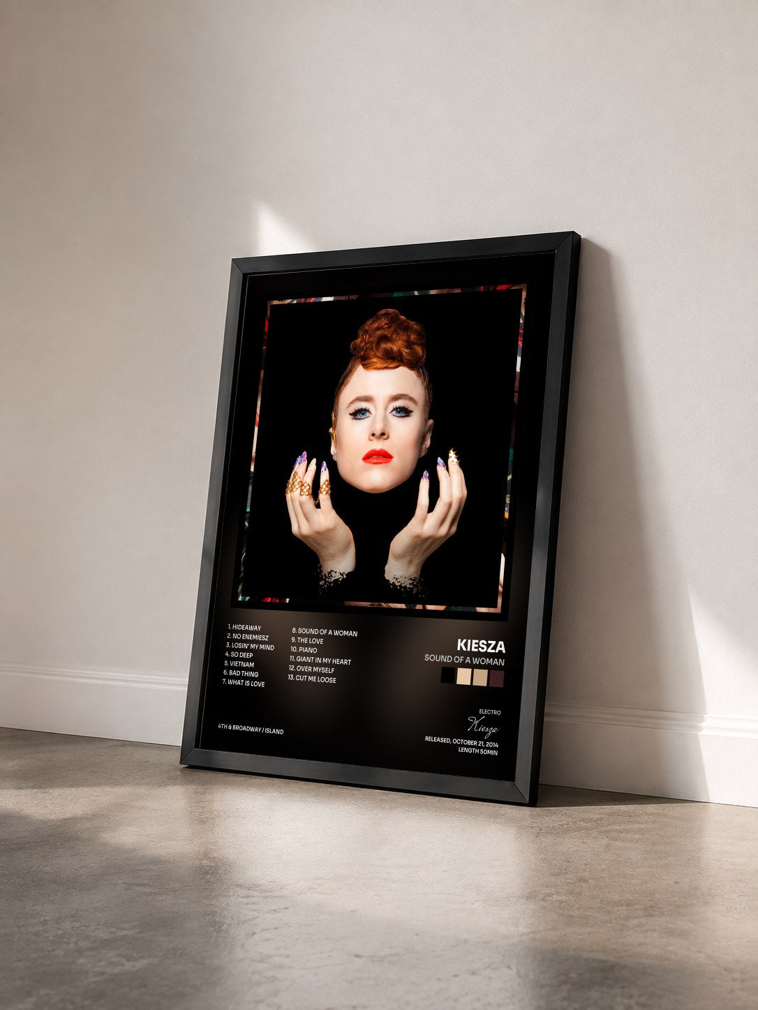 #noir Tableau de l'album Sound Of A Woman de Kiesza vu de trois quarts, cadre noir