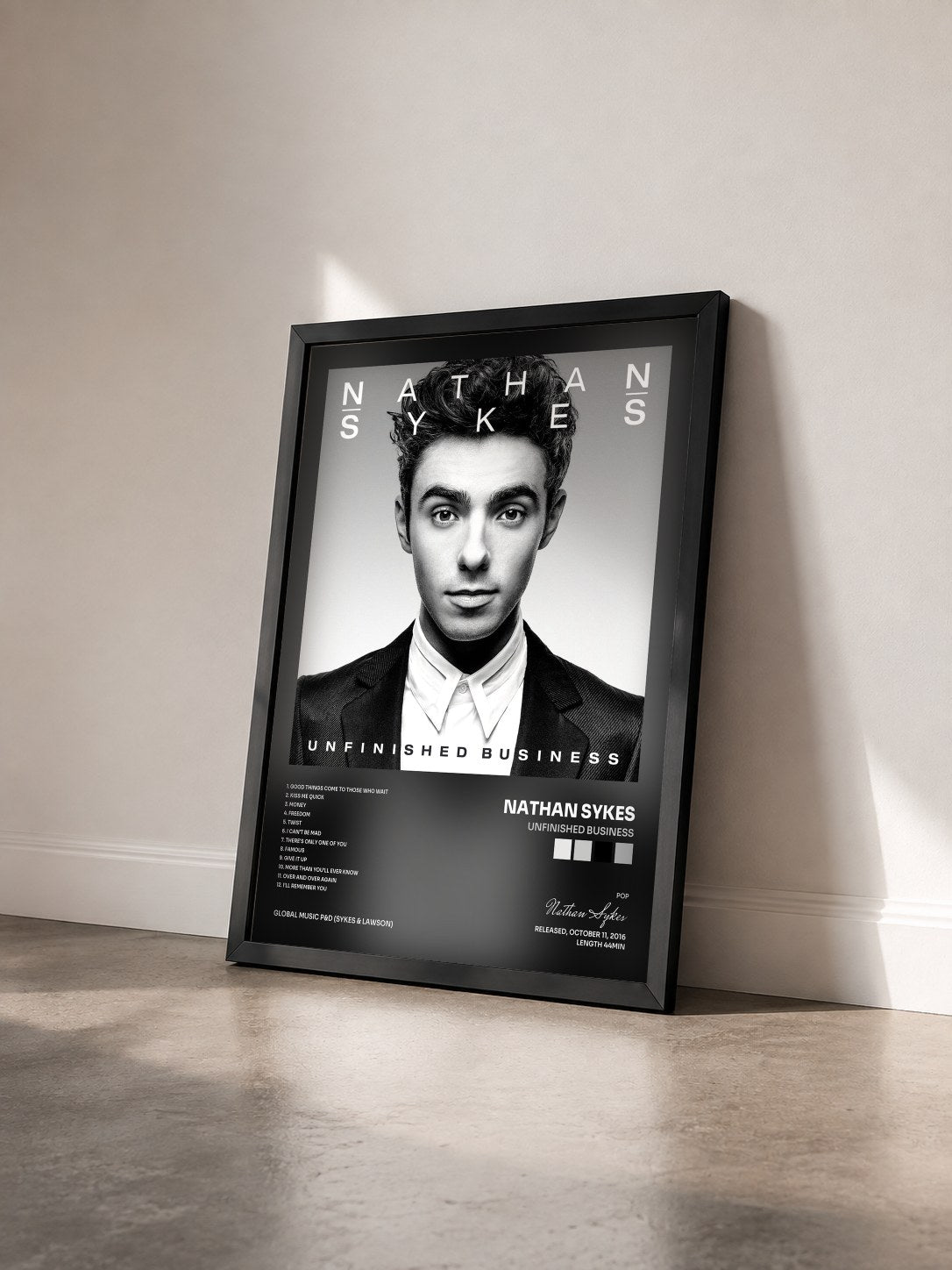 #noir Tableau de l'album Unfinished Business de Nathan Sykes vu de trois quarts, cadre noir