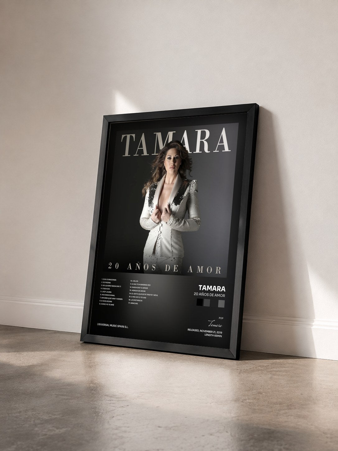 #noir Tableau de l'album 20 Años De Amor de Tamara vu de trois quarts, cadre noir