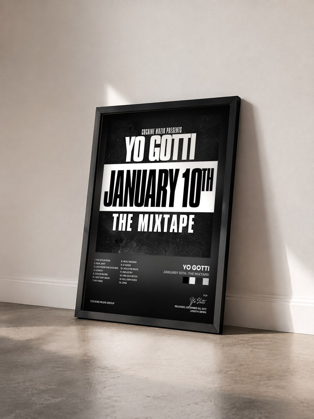 #noir Tableau de l'album January 10th : The Mixtape! de Yo Gotti vu de trois quarts, cadre noir