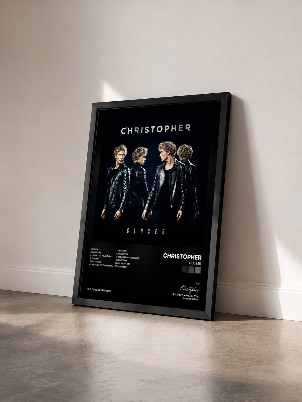 #noir Tableau de l'album Closer de Christopher vu de trois quarts, cadre noir