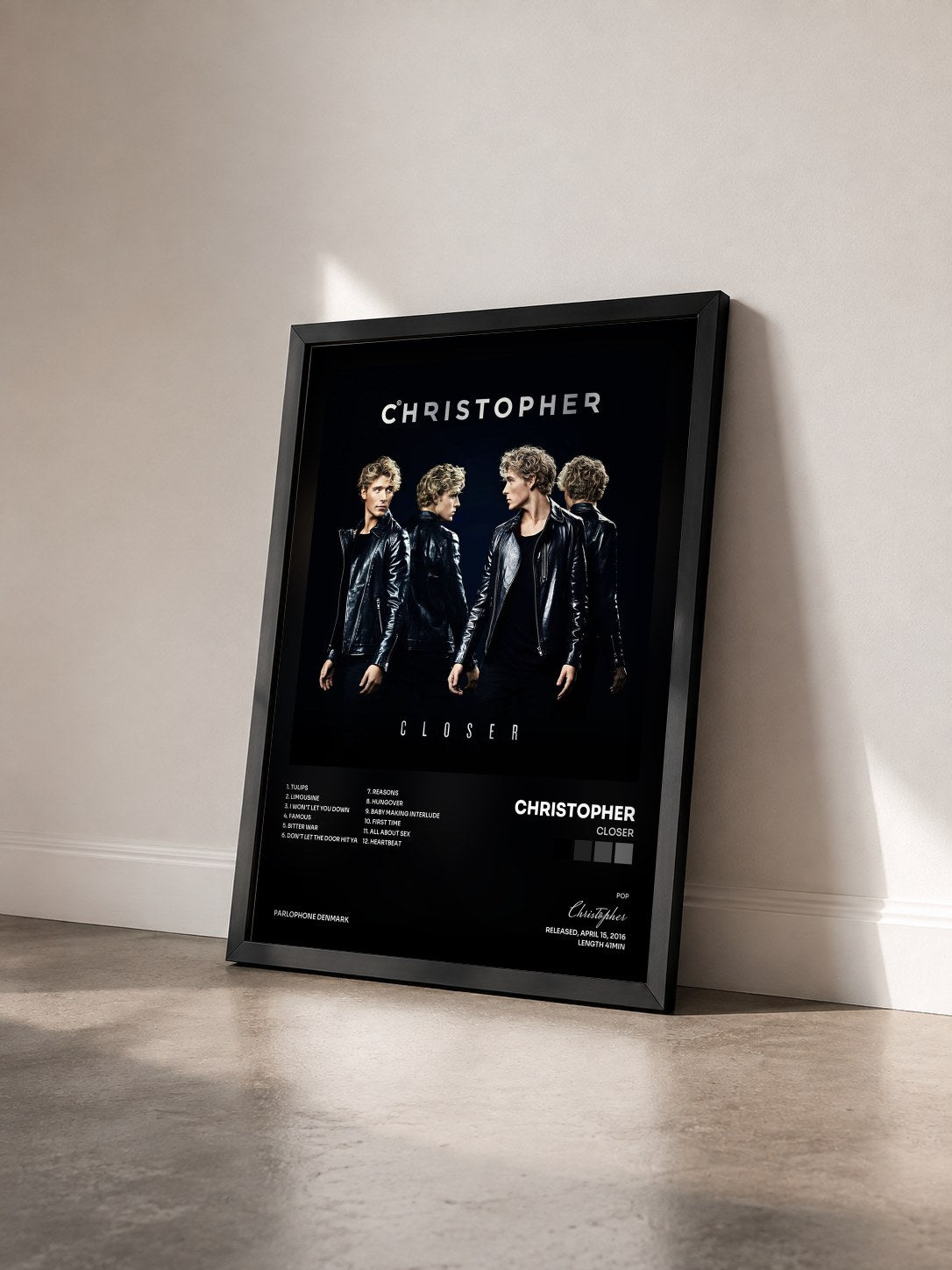 #noir Tableau de l'album Closer de Christopher vu de trois quarts, cadre noir