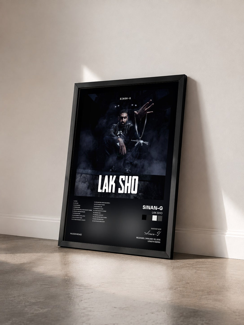 #noir Tableau de l'album Lak Sho de Sinan-G vu de trois quarts, cadre noir