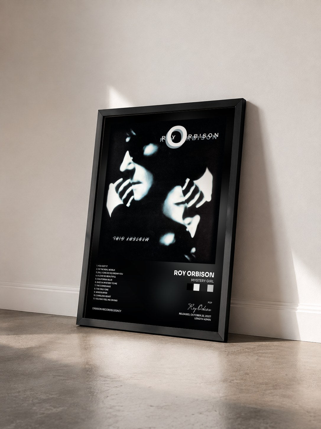 #noir Tableau de l'album Mystery Girl de Roy Orbison vu de trois quarts, cadre noir