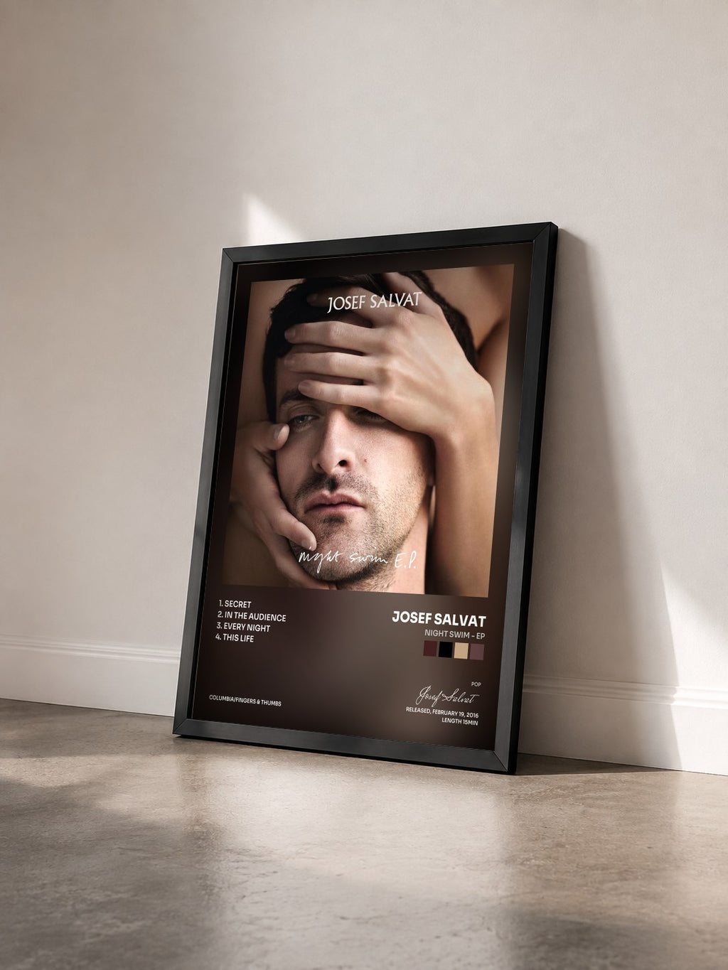 #noir Tableau de l'album Night Swim - EP de Josef Salvat vu de trois quarts, cadre noir