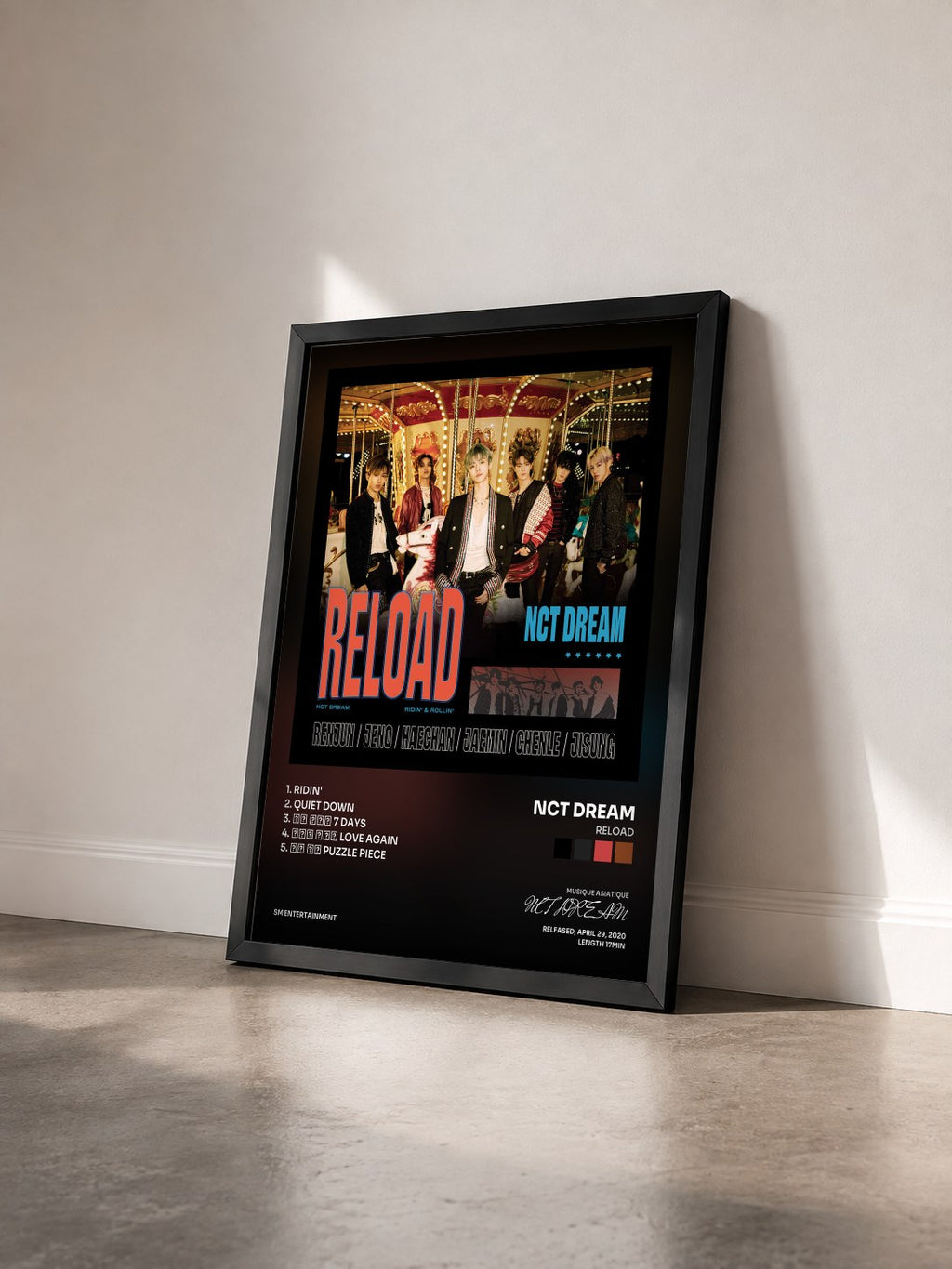 #noir Tableau de l'album Reload de NCT DREAM vu de trois quarts, cadre noir