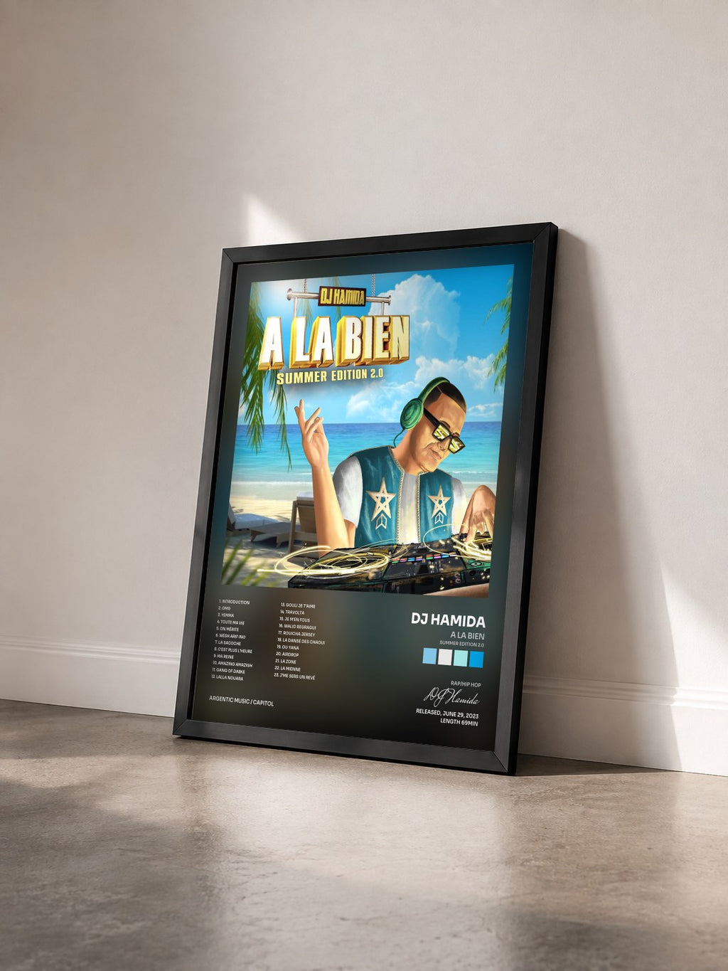 #noir Tableau de l'album A la bien (Summer Edition 2.0) de DJ Hamida vu de trois quarts, cadre noir