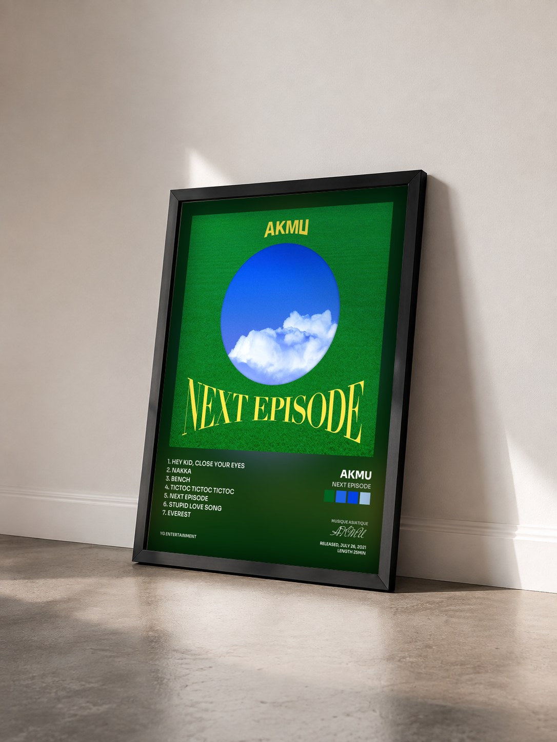 #noir Tableau de l'album NEXT EPISODE de AKMU vu de trois quarts, cadre noir