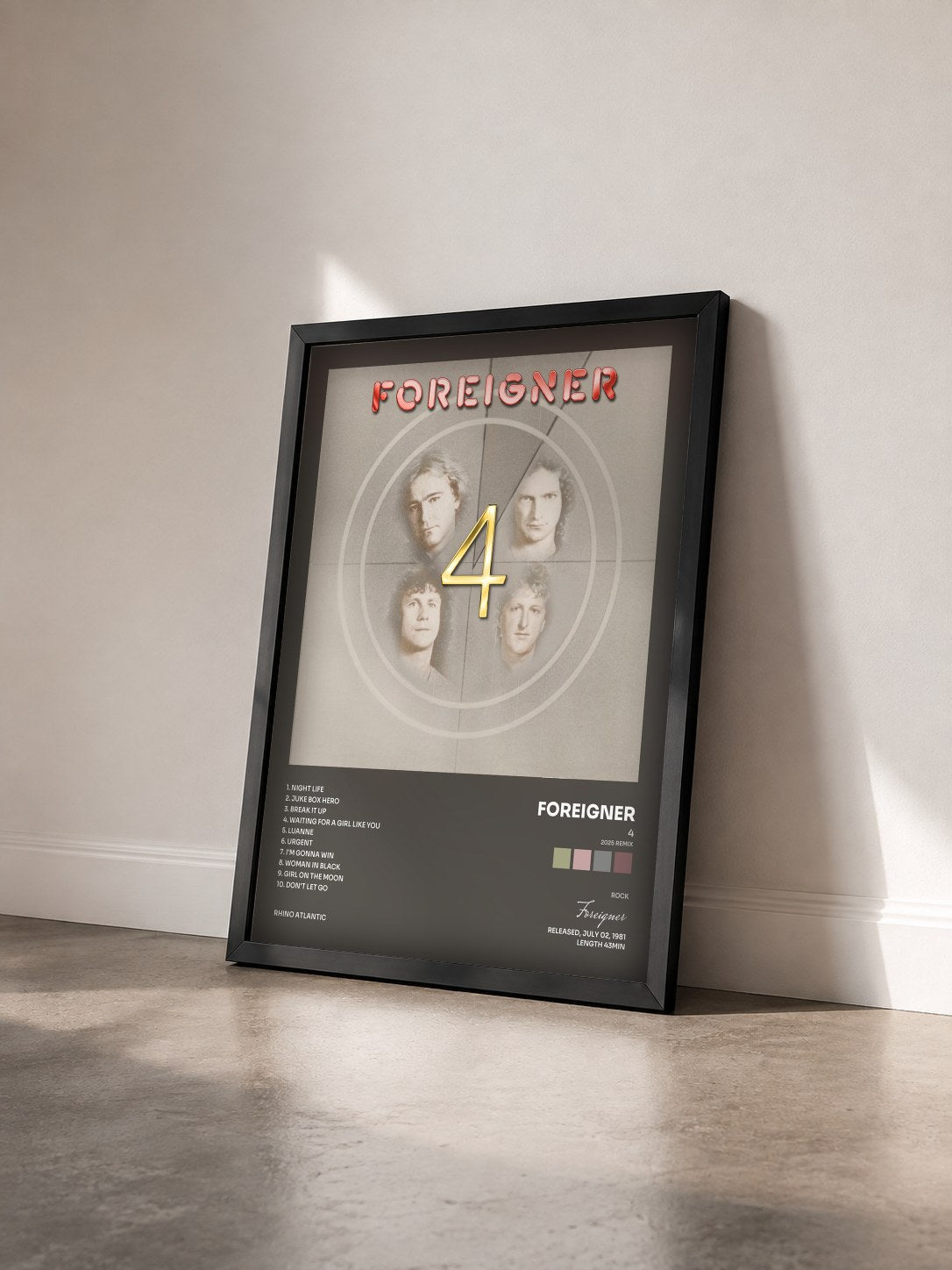 #noir Tableau de l'album 4 (2025 Remix) de Foreigner vu de trois quarts, cadre noir