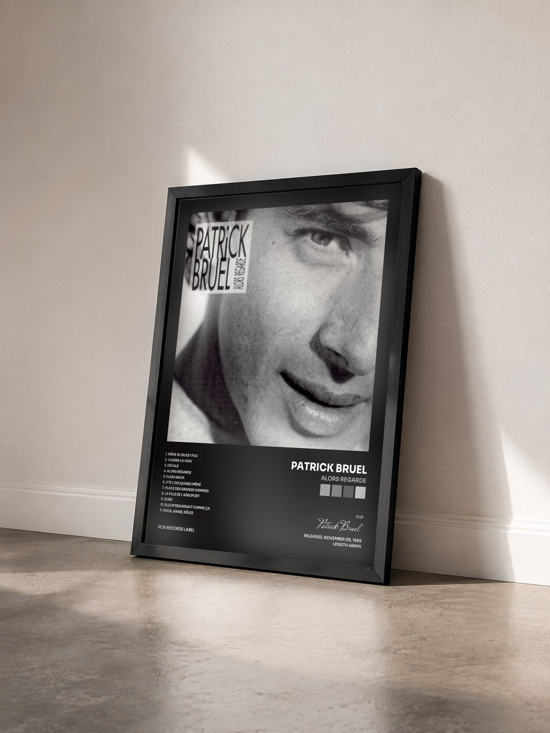 #noir Tableau de l'album Alors regarde de Patrick Bruel vu de trois quarts, cadre noir