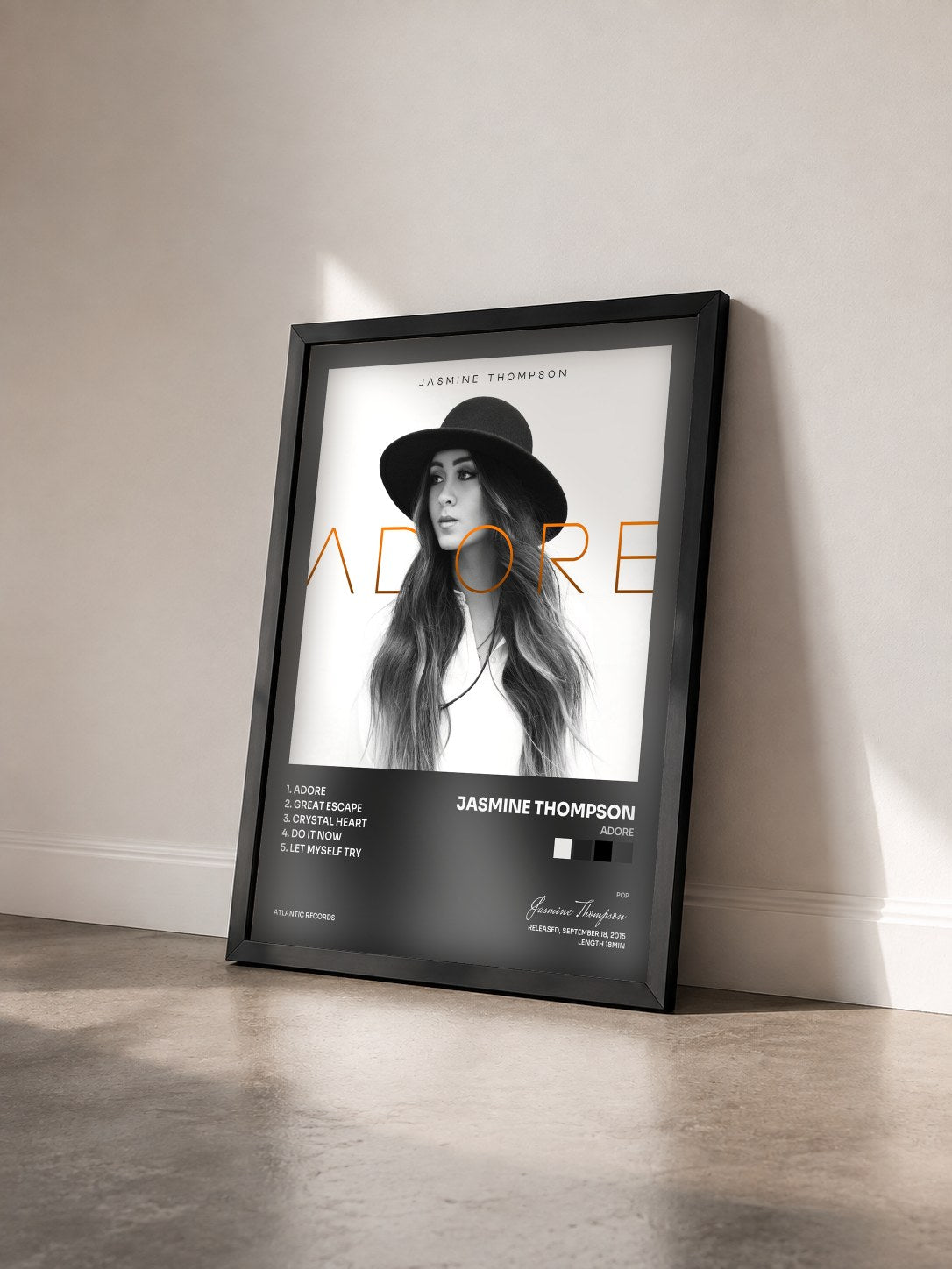 #noir Tableau de l'album Adore de Jasmine Thompson vu de trois quarts, cadre noir