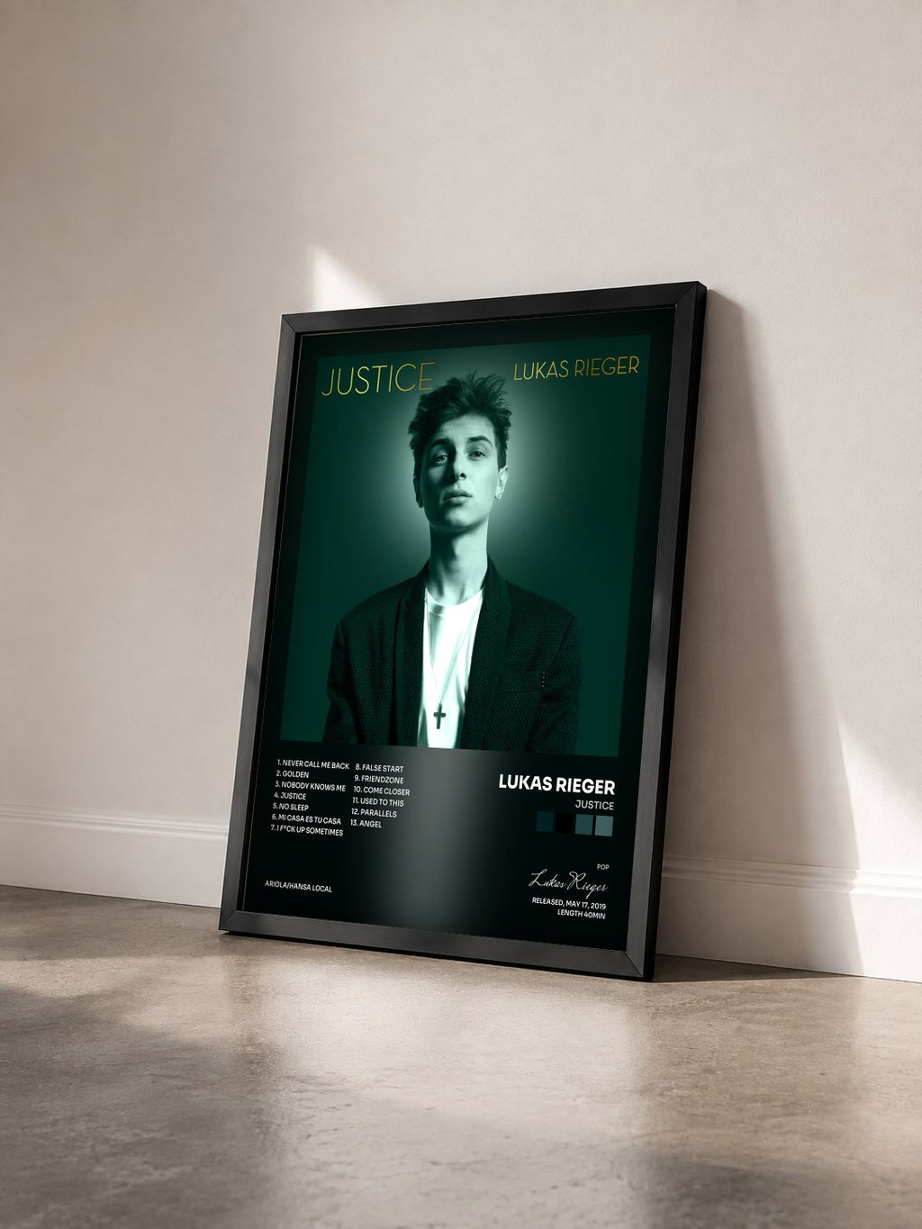 #noir Tableau de l'album Justice de Lukas Rieger vu de trois quarts, cadre noir
