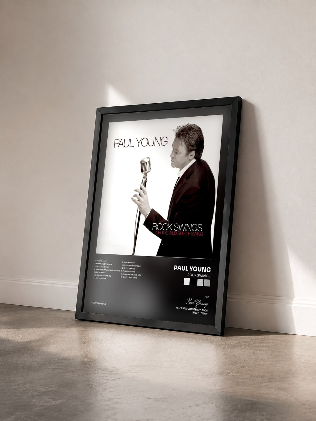 #noir Tableau de l'album Rock Swings de Paul Young vu de trois quarts, cadre noir