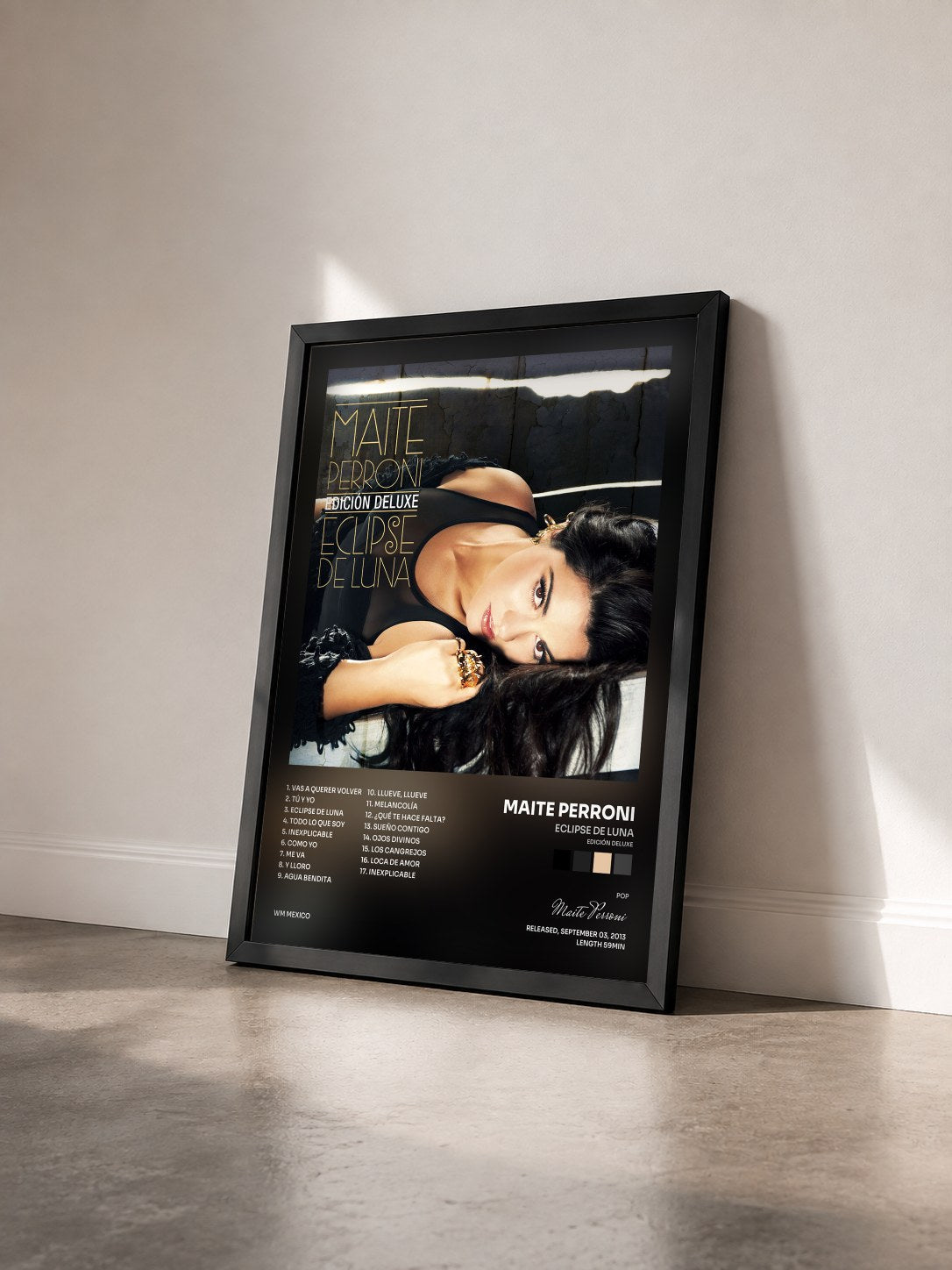 #noir Tableau de l'album Eclipse De Luna (Edición Deluxe) de Maite Perroni vu de trois quarts, cadre noir