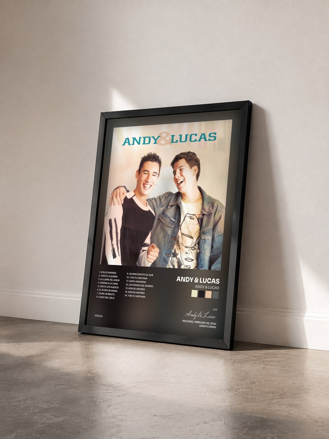 #noir Tableau de l'album Andy & Lucas de Andy & Lucas vu de trois quarts, cadre noir
