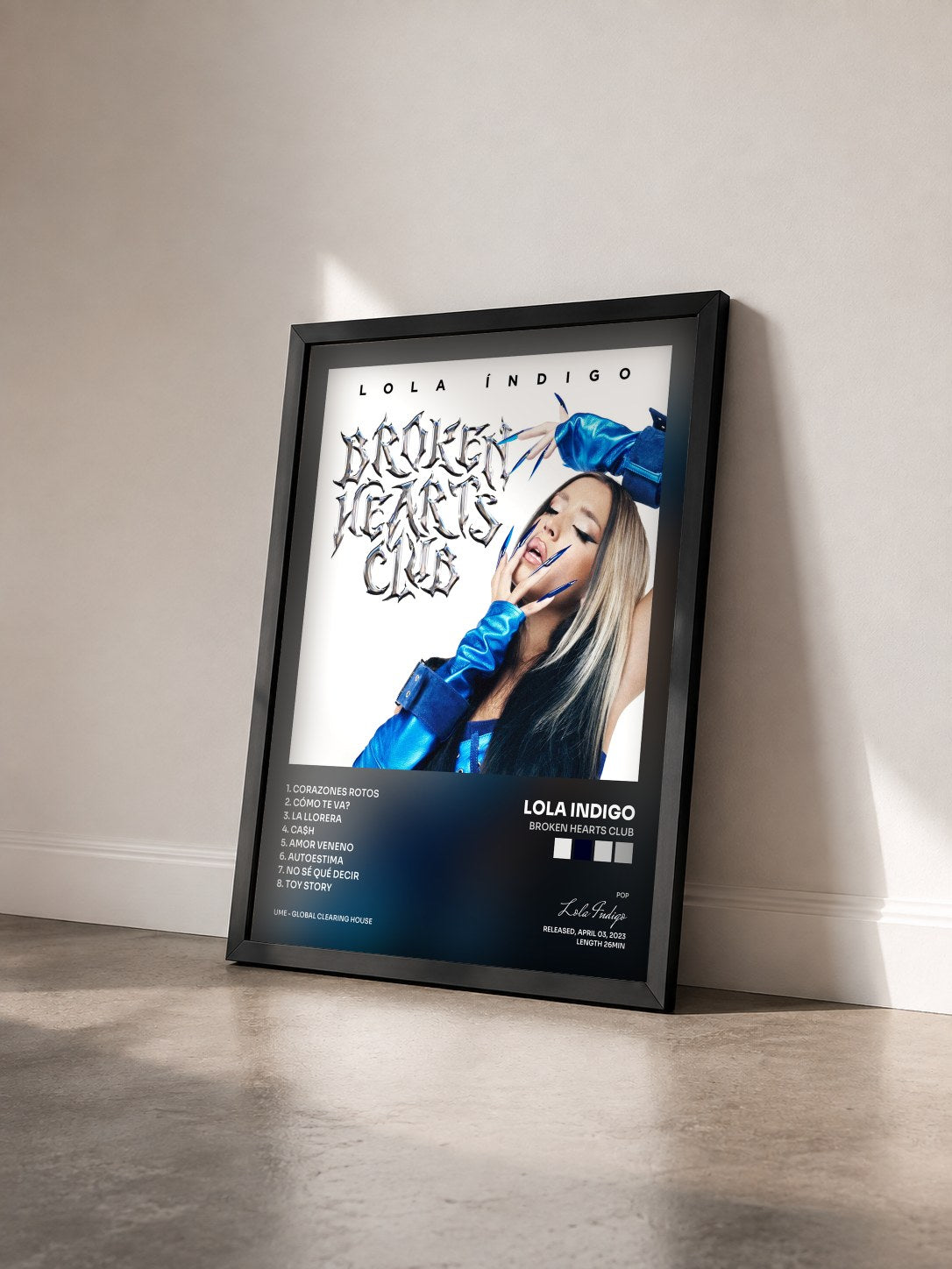 #noir Tableau de l'album Broken Hearts Club de Lola Indigo vu de trois quarts, cadre noir