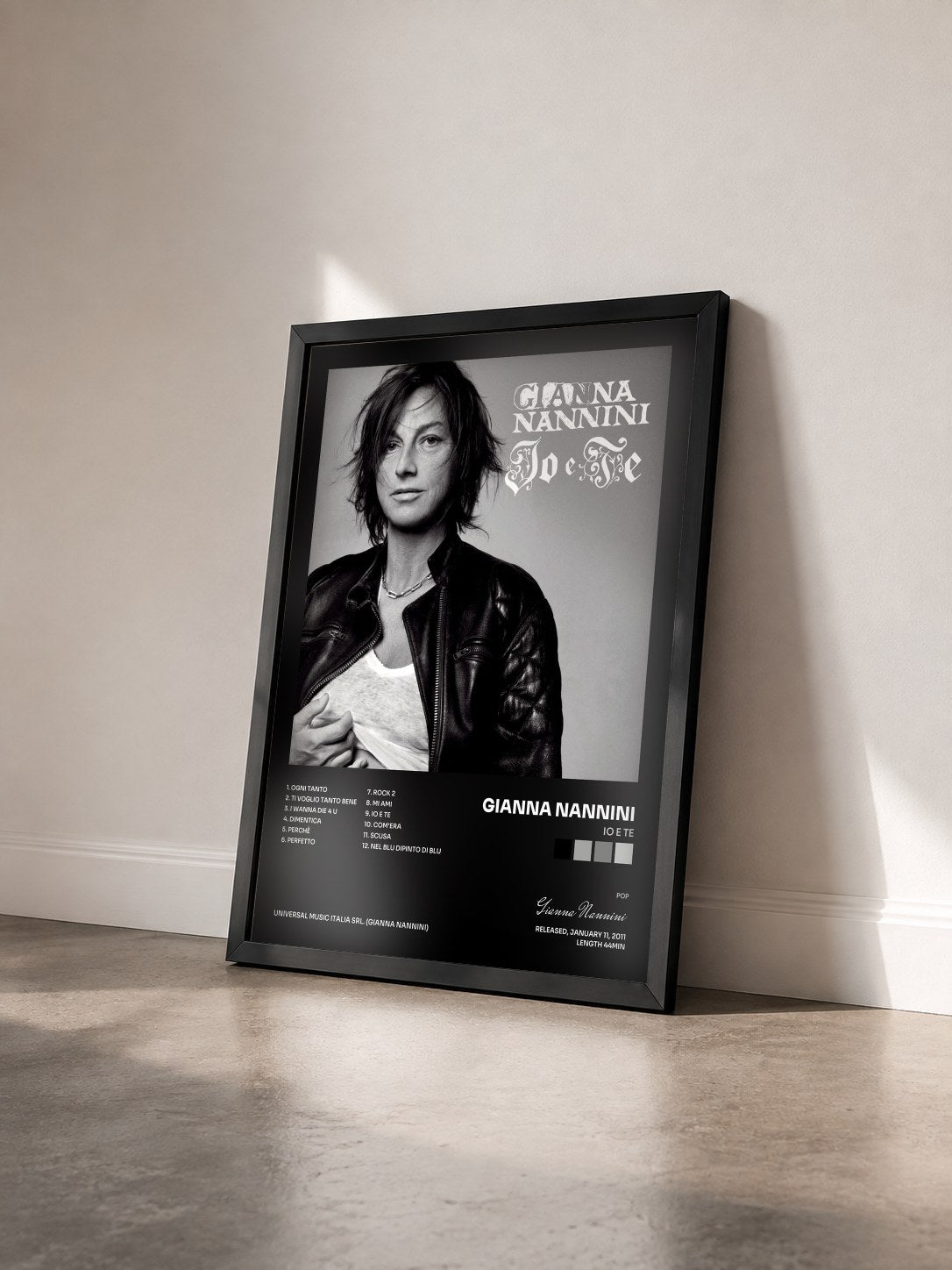 #noir Tableau de l'album Io E Te de Gianna Nannini vu de trois quarts, cadre noir
