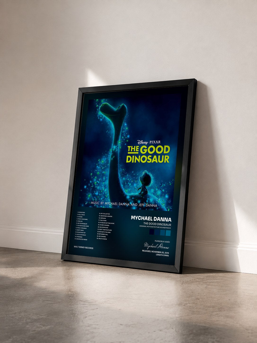 #noir Tableau de l'album The Good Dinosaur (Original Motion Picture Soundtrack) de Mychael Danna vu de trois quarts, cadre noir
