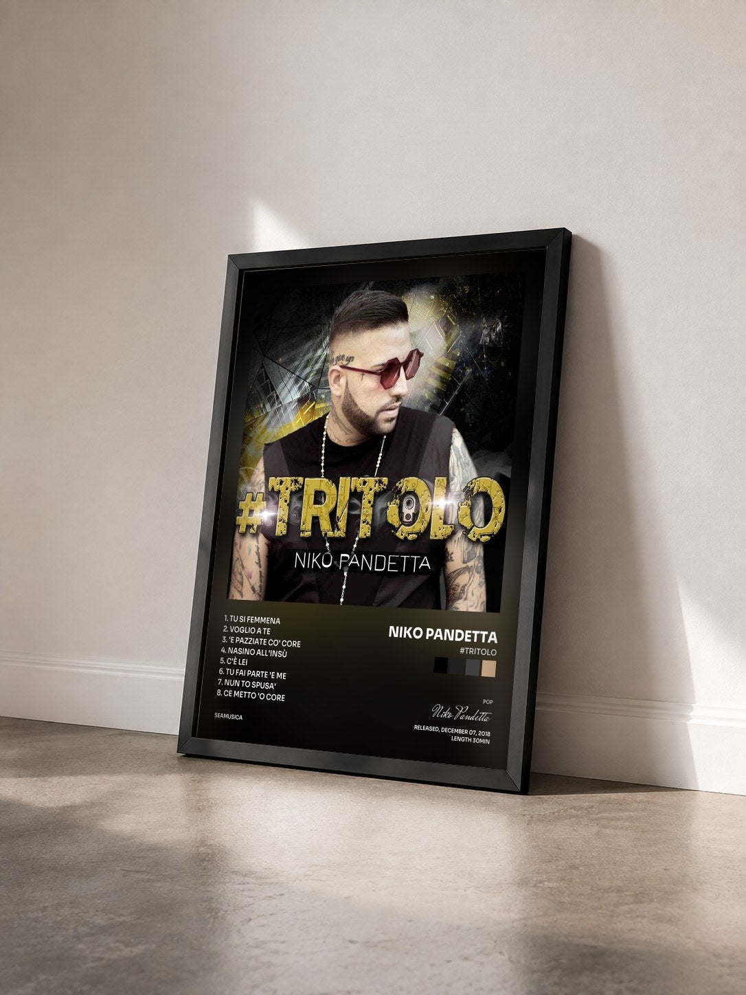 #noir Tableau de l'album #Tritolo de Niko Pandetta vu de trois quarts, cadre noir