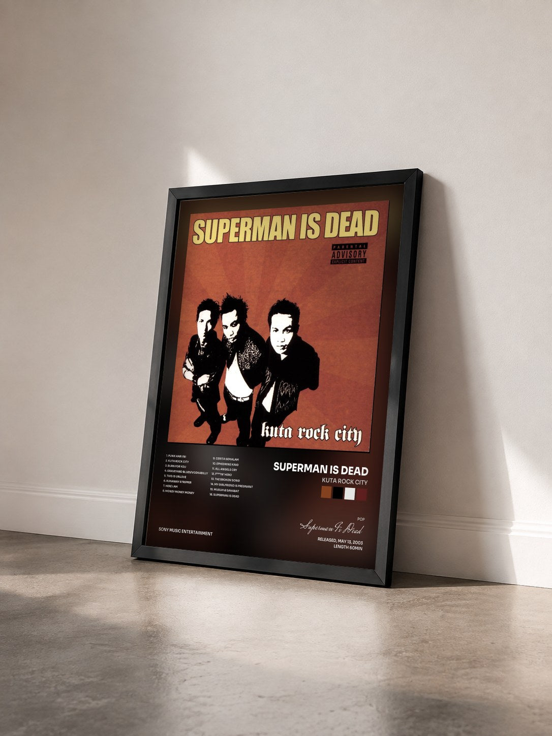 #noir Tableau de l'album Kuta Rock City de Superman Is Dead vu de trois quarts, cadre noir