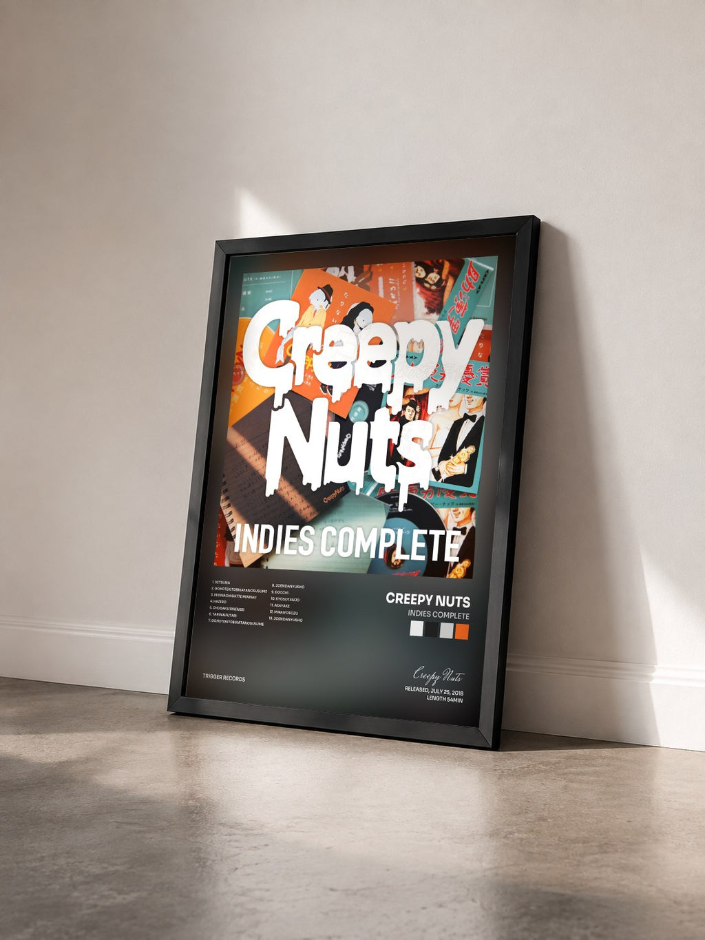 #noir Tableau de l'album INDIES COMPLETE de Creepy Nuts vu de trois quarts, cadre noir