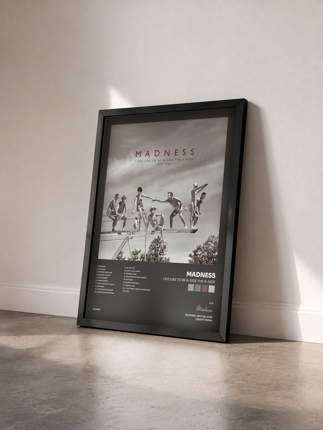 #noir Tableau de l'album I Do Like To Be B-Side The A-Side de Madness vu de trois quarts, cadre noir