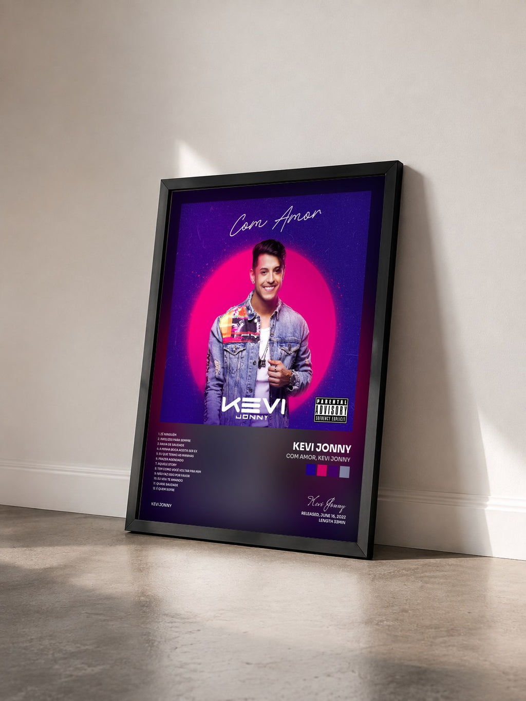 #noir Tableau de l'album Com amor, Kevi Jonny de Kevi Jonny vu de trois quarts, cadre noir