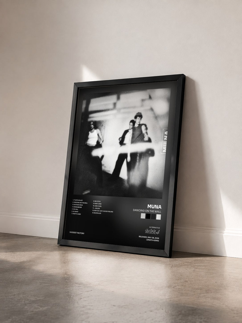 #noir Tableau de l'album Dancing On The Wall de MUNA vu de trois quarts, cadre noir