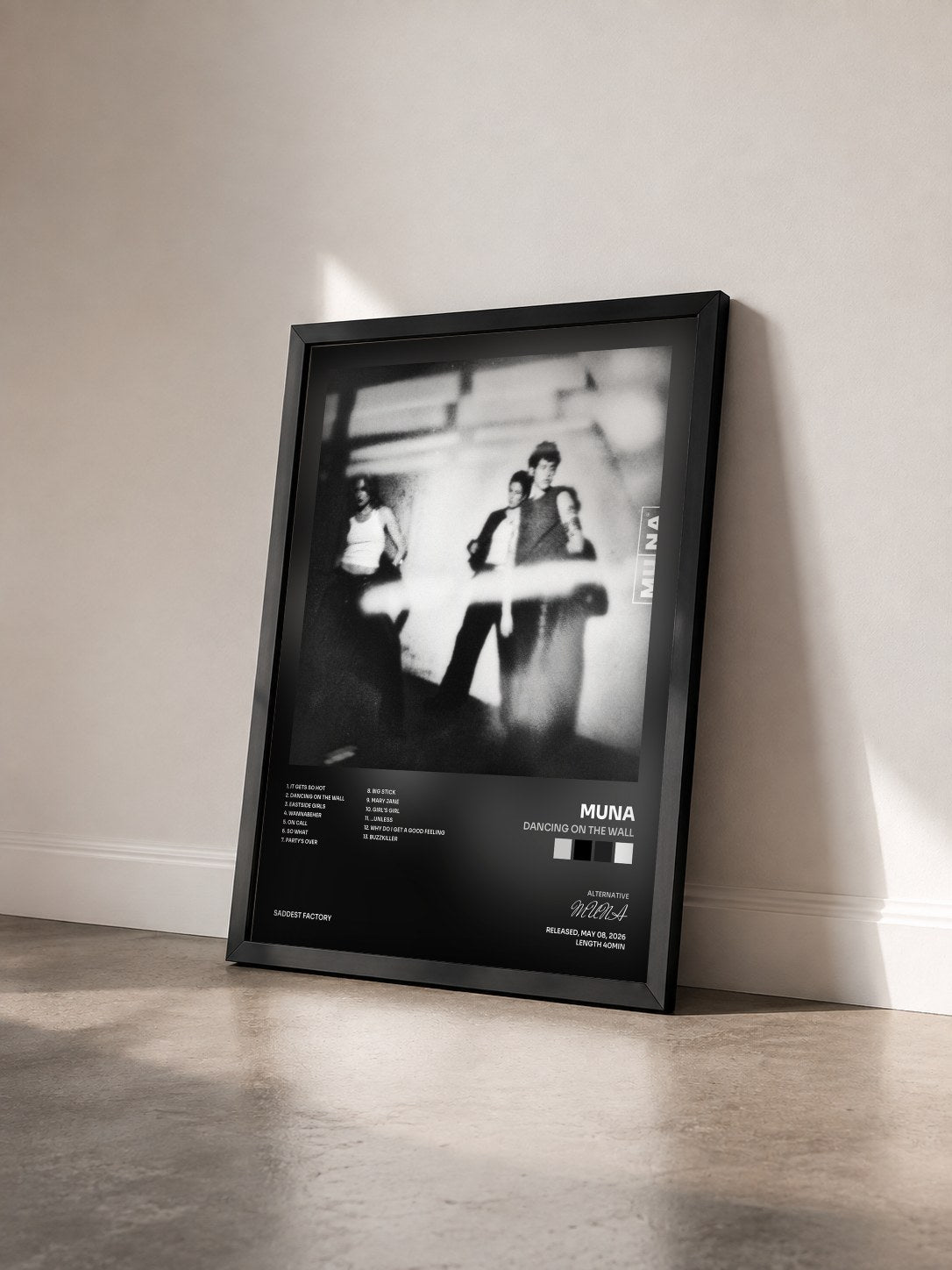 #noir Tableau de l'album Dancing On The Wall de MUNA vu de trois quarts, cadre noir
