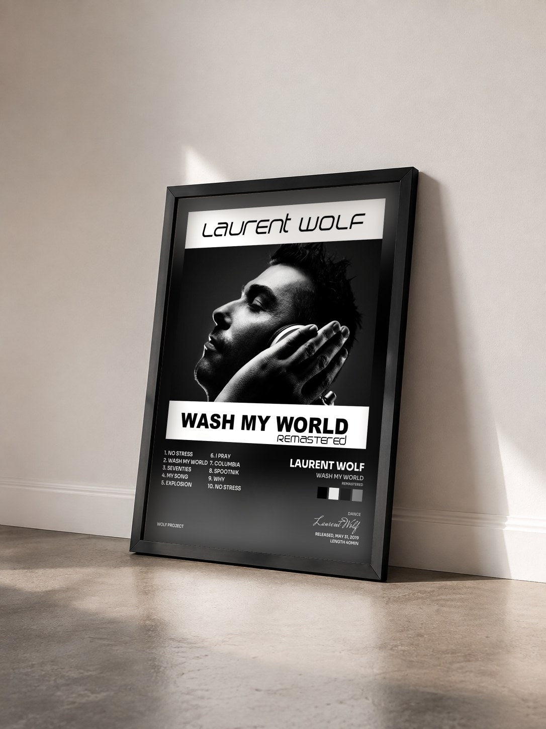 #noir Tableau de l'album Wash My World (Remastered) de Laurent Wolf vu de trois quarts, cadre noir