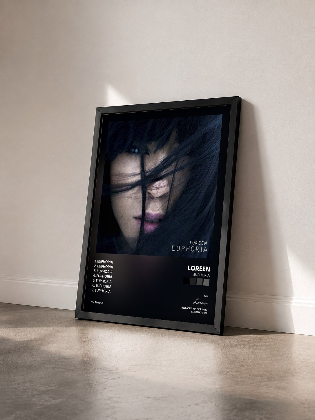 #noir Tableau de l'album Euphoria de Loreen vu de trois quarts, cadre noir