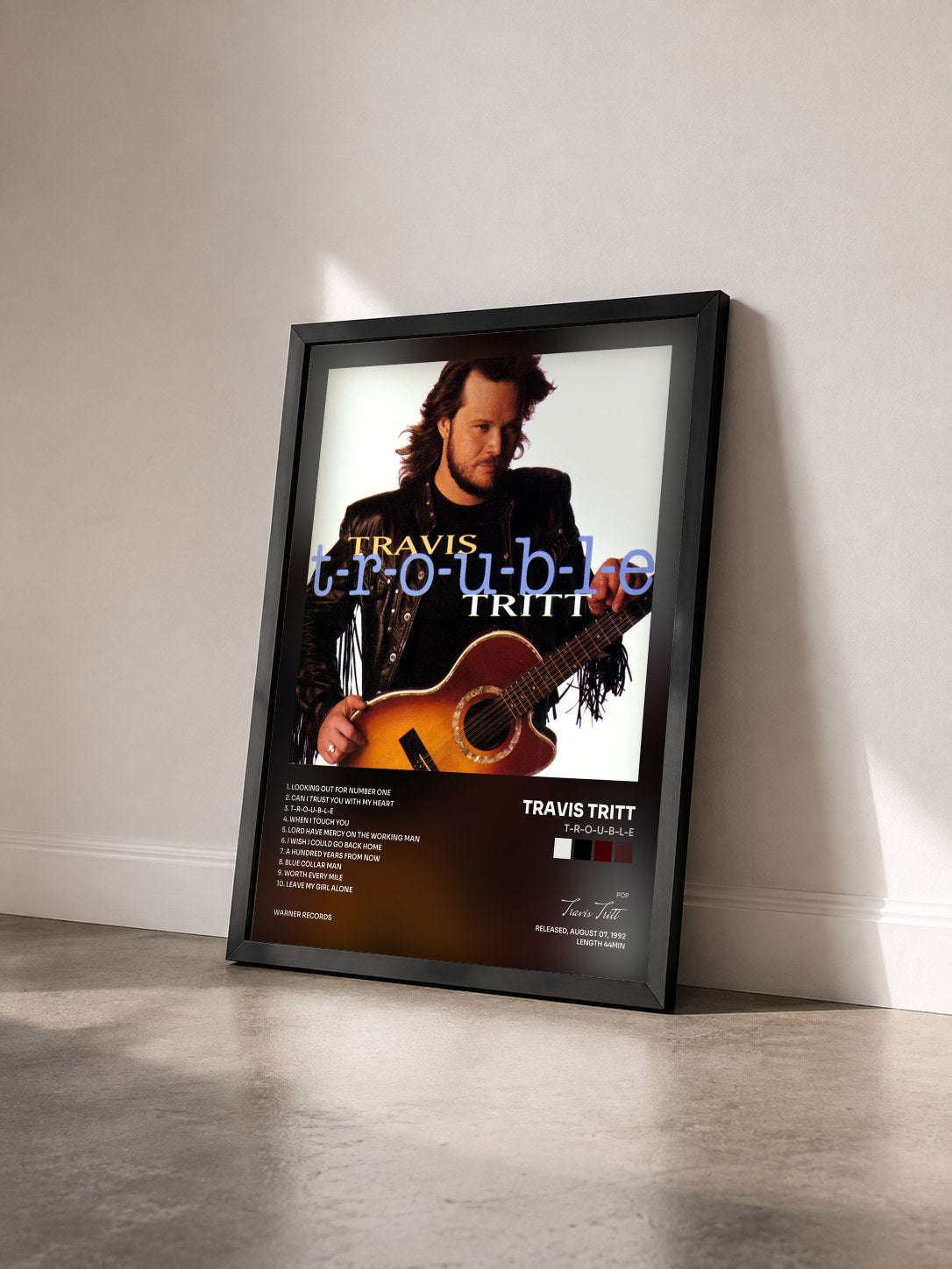 #noir Tableau de l'album T-R-O-U-B-L-E de Travis Tritt vu de trois quarts, cadre noir
