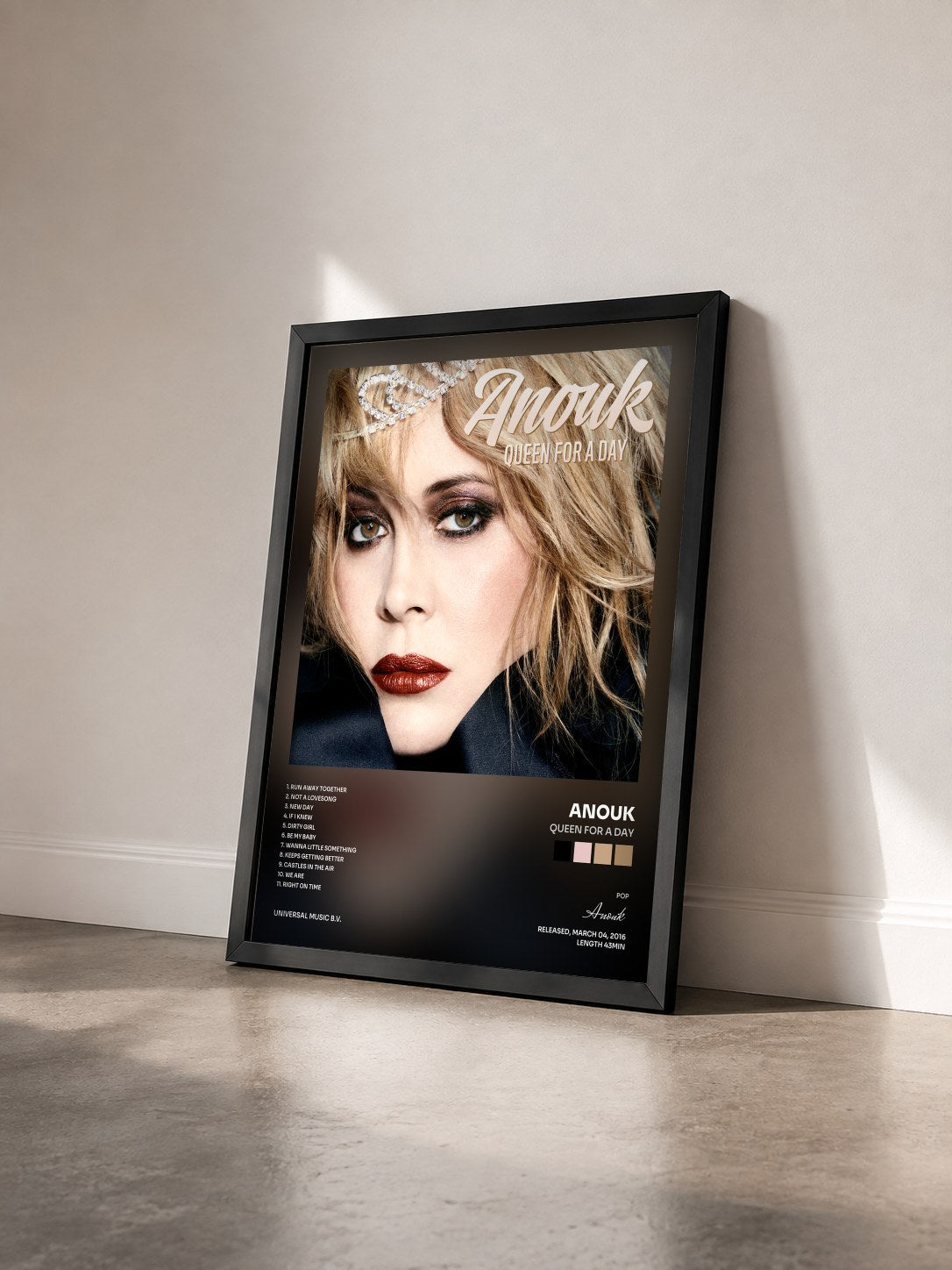 #noir Tableau de l'album Queen For A Day de Anouk vu de trois quarts, cadre noir
