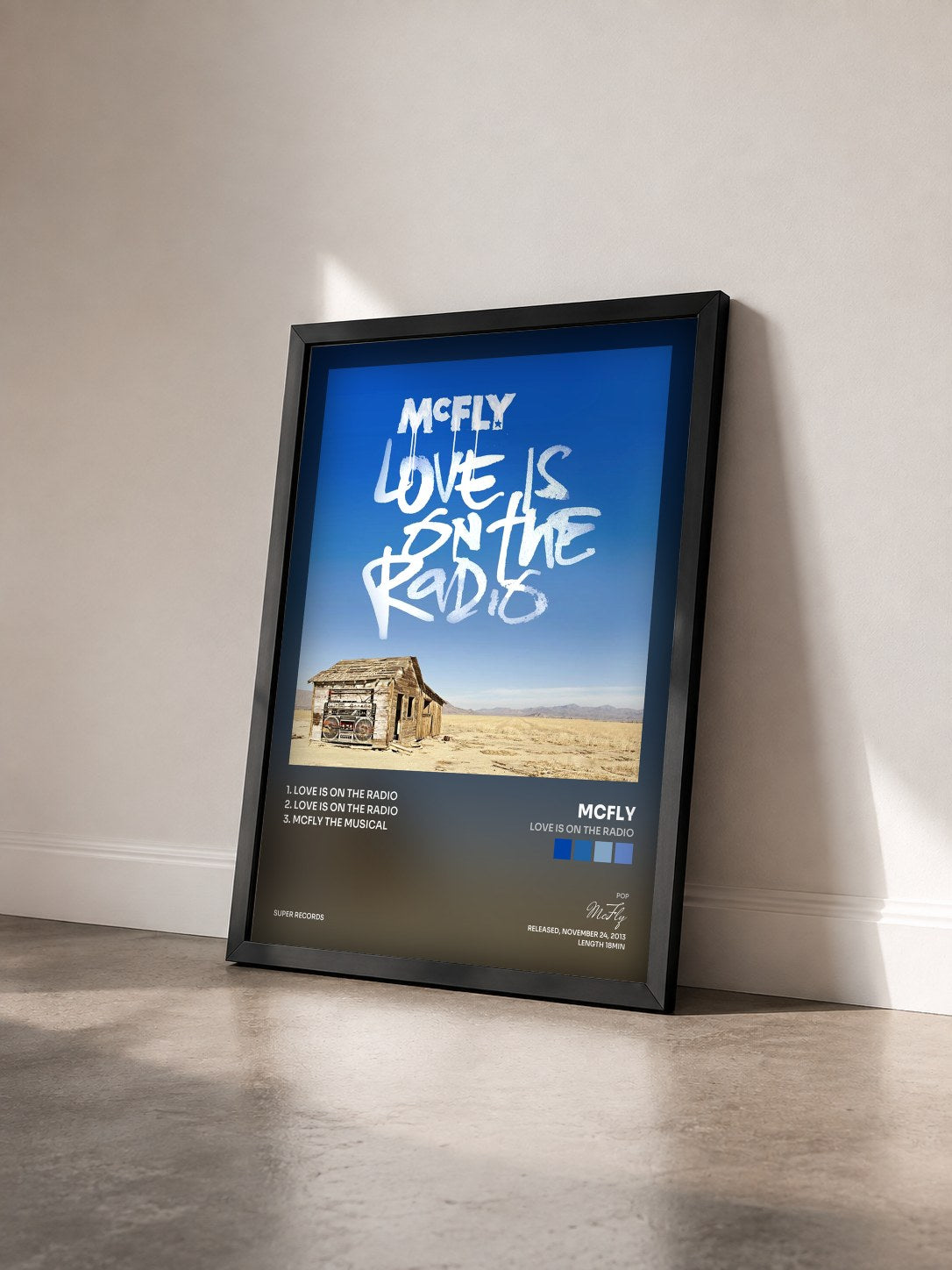 #noir Tableau de l'album Love Is On The Radio de McFly vu de trois quarts, cadre noir