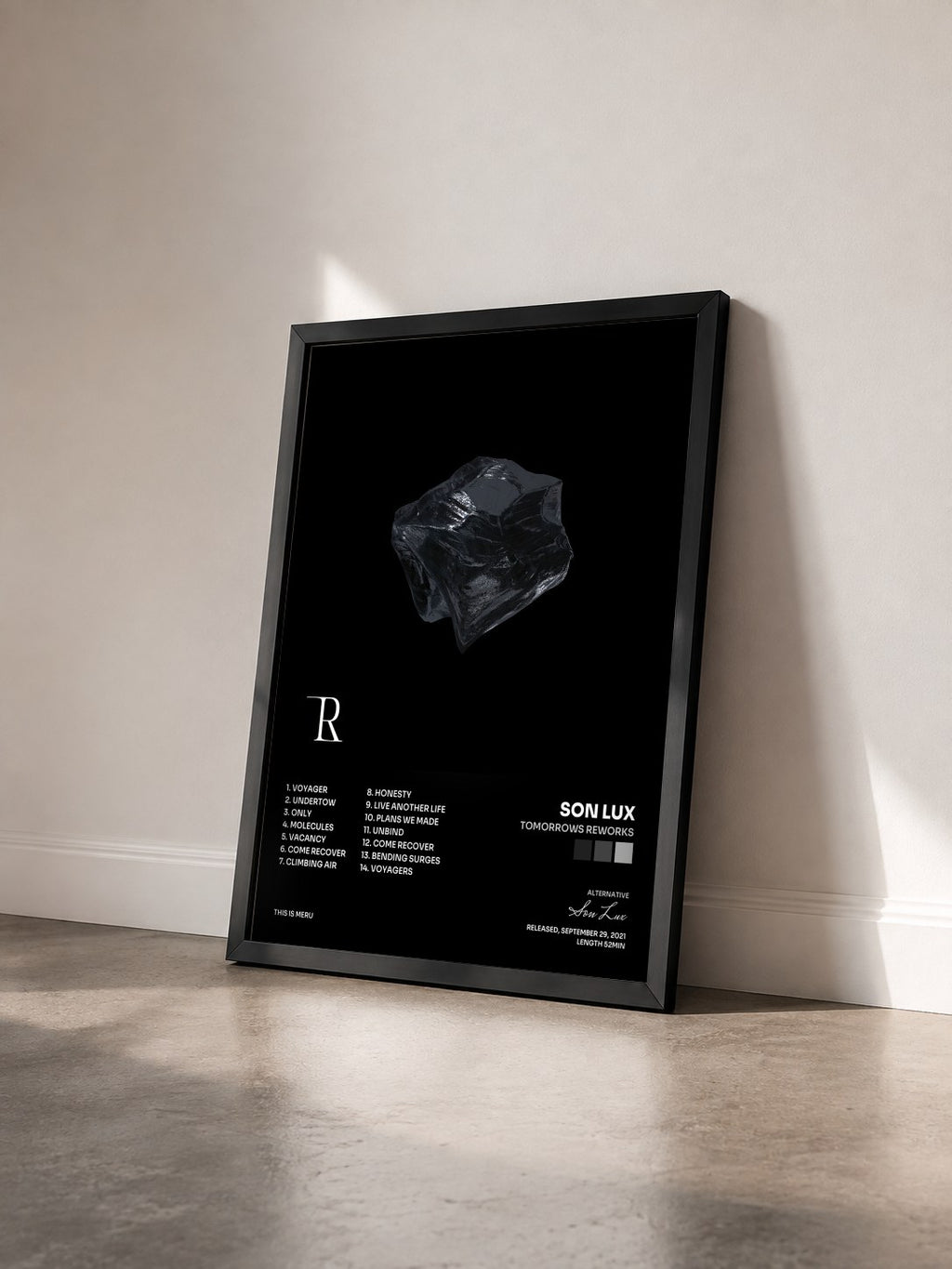 #noir Tableau de l'album Tomorrows Reworks de Son Lux vu de trois quarts, cadre noir