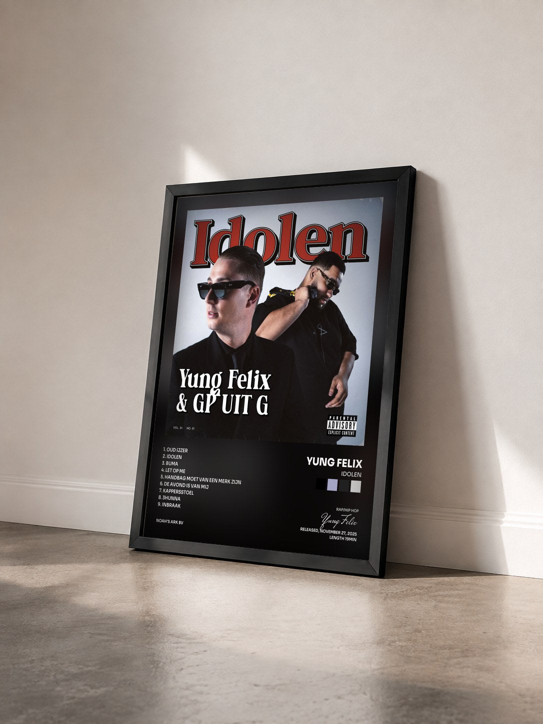 #noir Tableau de l'album Idolen de Yung Felix vu de trois quarts, cadre noir