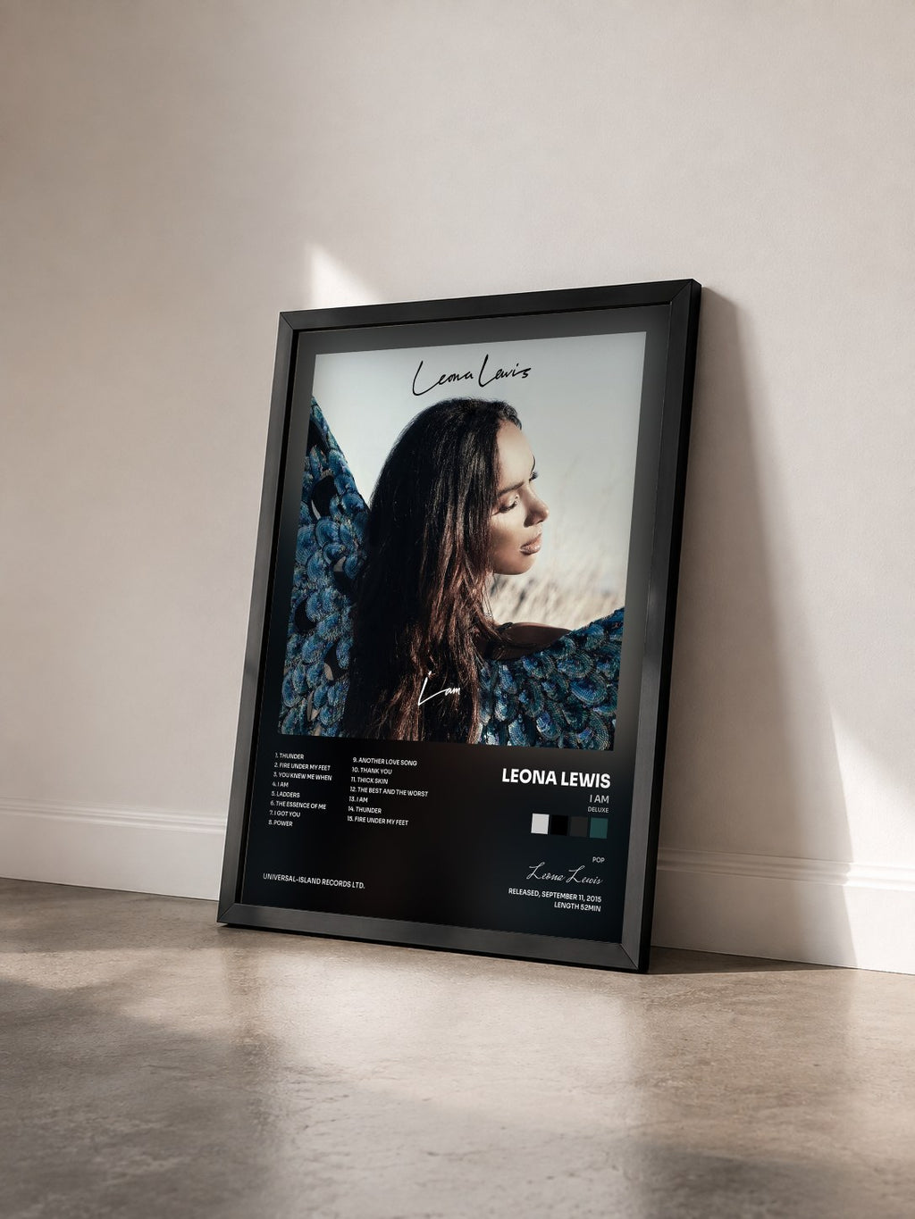 #noir Tableau de l'album I Am (Deluxe) de Leona Lewis vu de trois quarts, cadre noir